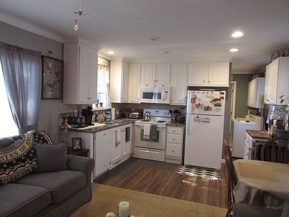 4th image of 32 Stella Dr