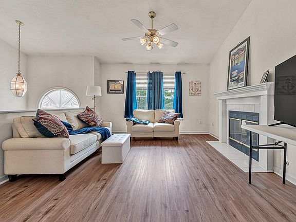 5th image of 2517 Bloomfield Ave