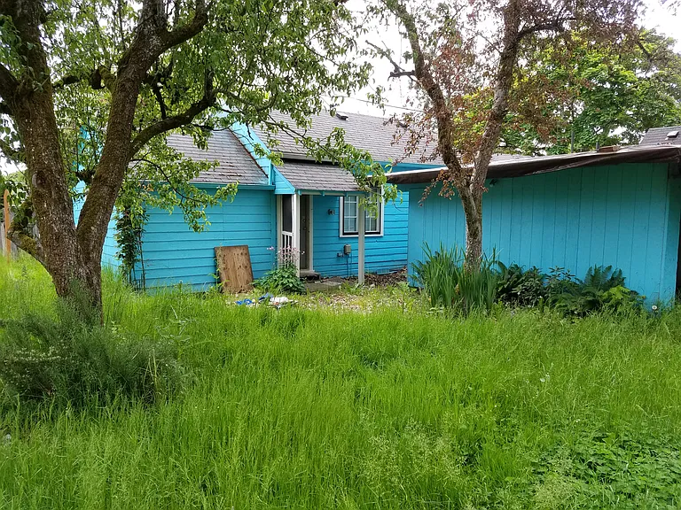 239 SE Lilly Ave — Photo 1