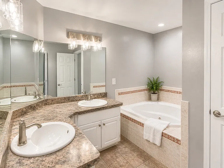 2120 Heathrow Dr — Photo 6
