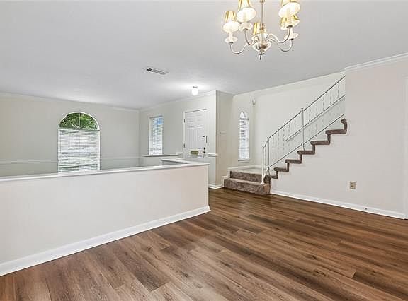 4th image of 218 Aurora Ave