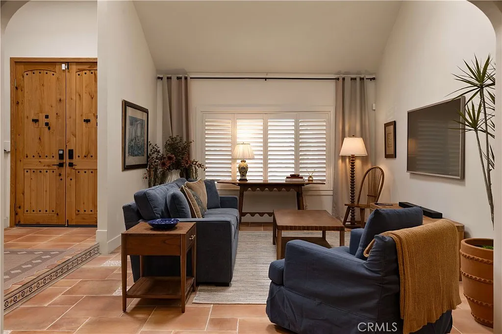 4 bed, 3.5 bath, 2400 sqft, $9,000 — Photo 4