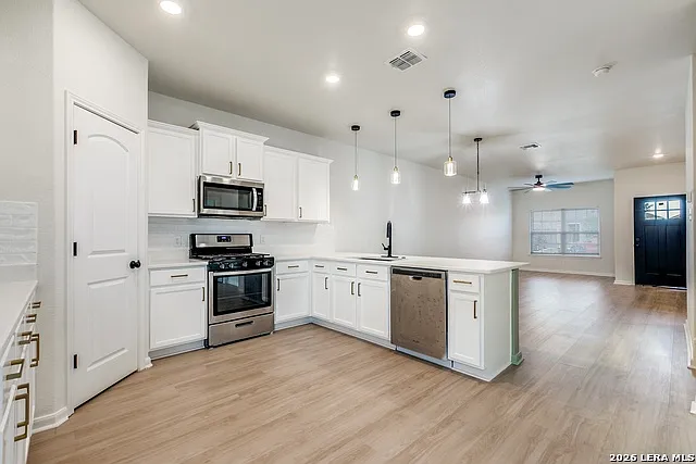 5 bed, 2.5 bath, 2619 sqft, $1,985 — Photo 3