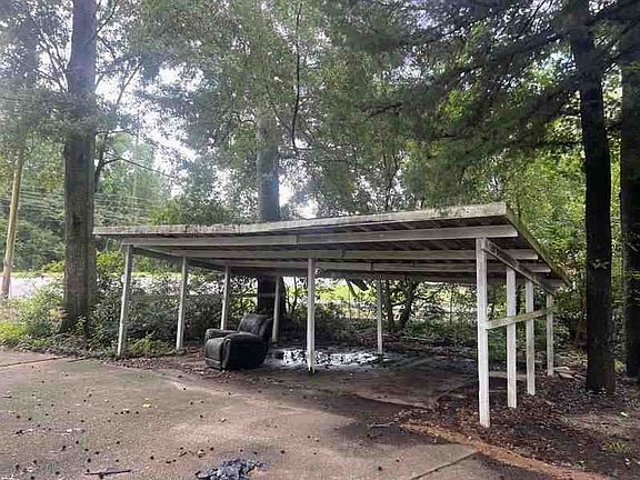 4th image of 2260 S Park Ave