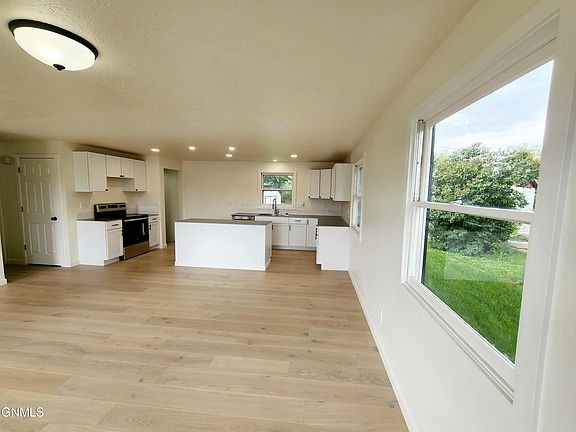4th image of 1615 10th Ave W