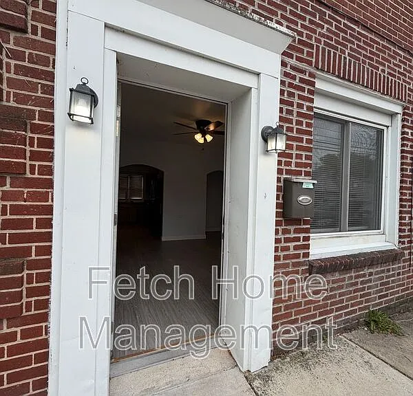 10 S Pitt St — Photo 3