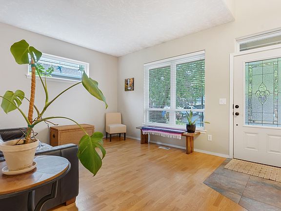 5th image of 18283 Davis St