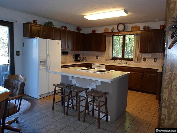 3rd image of 131 Holly Dr