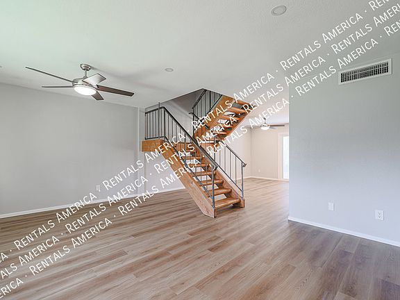 4th image of 2838 E Clarendon Ave