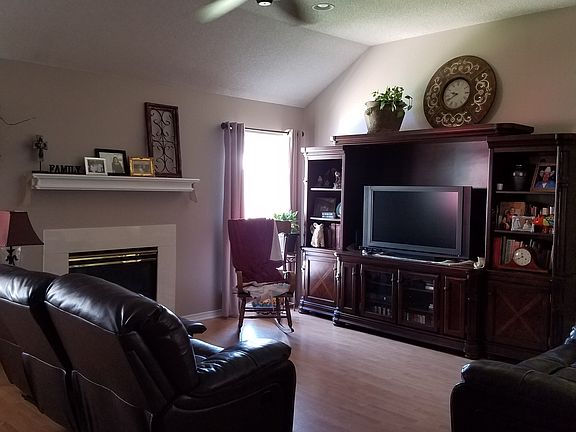 2nd image of 817 Sugarbush Ln