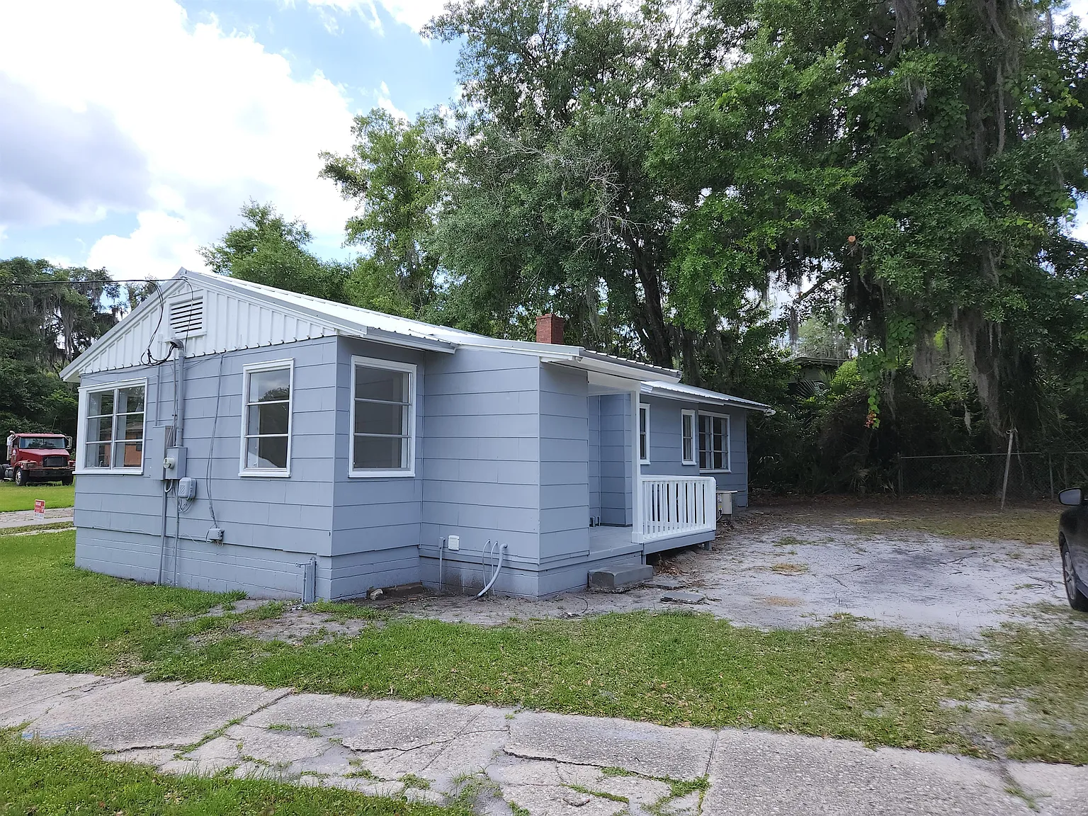 Gillis Street, 1704 - 1704 Gillis Street — Photo 2