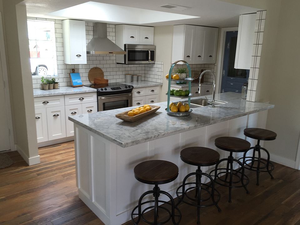Kitchen and Breakfast Bar