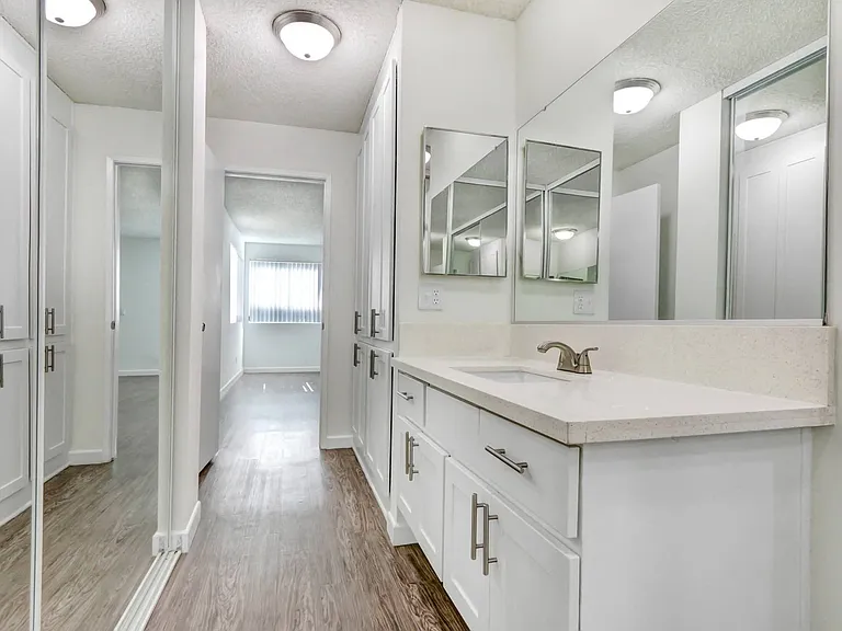 Country Club Apartments — Photo 55