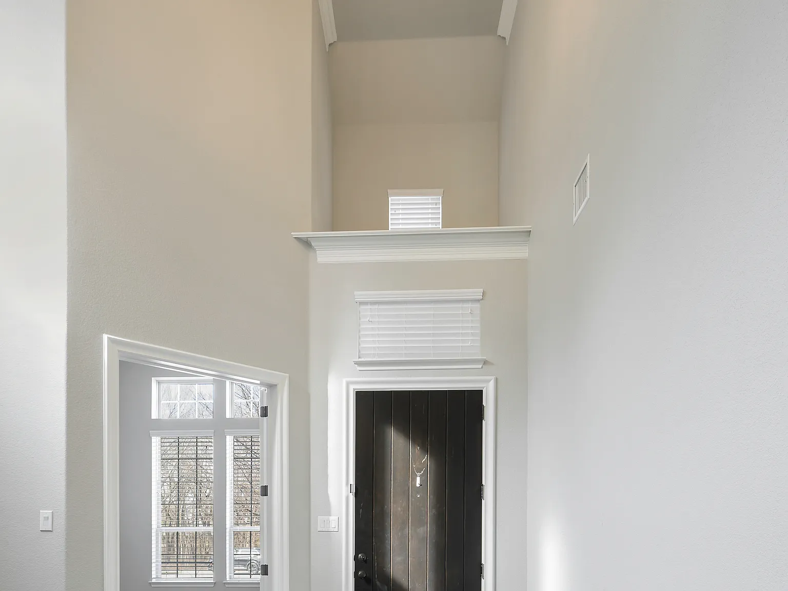 5 bed, 4.5 bath, 3821 sqft, $4,050 — Photo 3