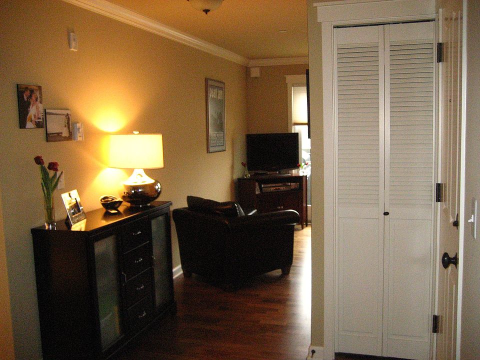 Enteryway, looking into Livingroom. Also leads to grt master w/ walk in closet
