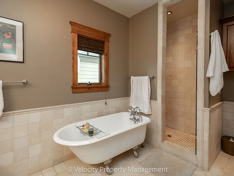 1374 NW Kingston Ave — Photo 24