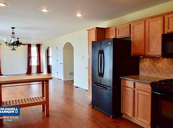 3rd image of 634 Oakwood St