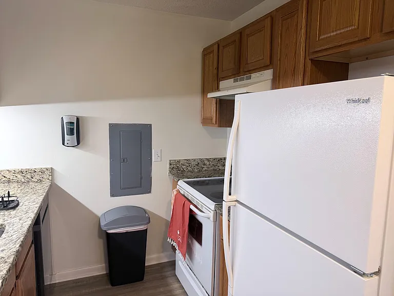 Collegiate Cir — Photo 6
