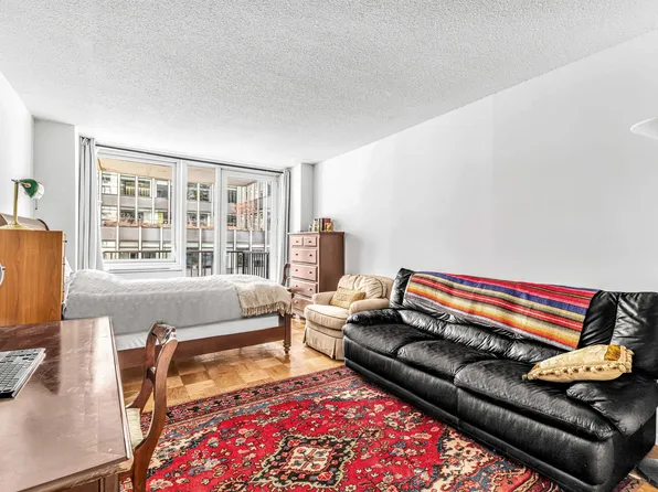 212 East 47th Street image 2 of 5