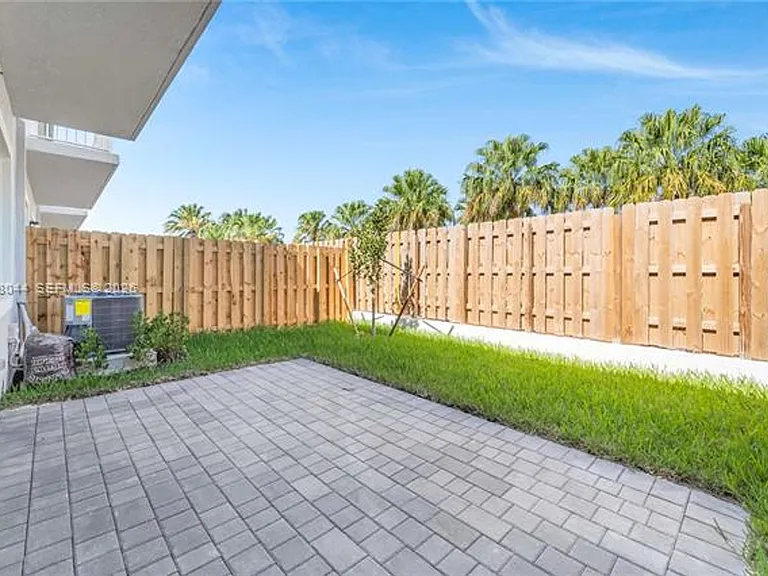 701 SE 13th Street Cir #Townhouse 701 — Photo 11