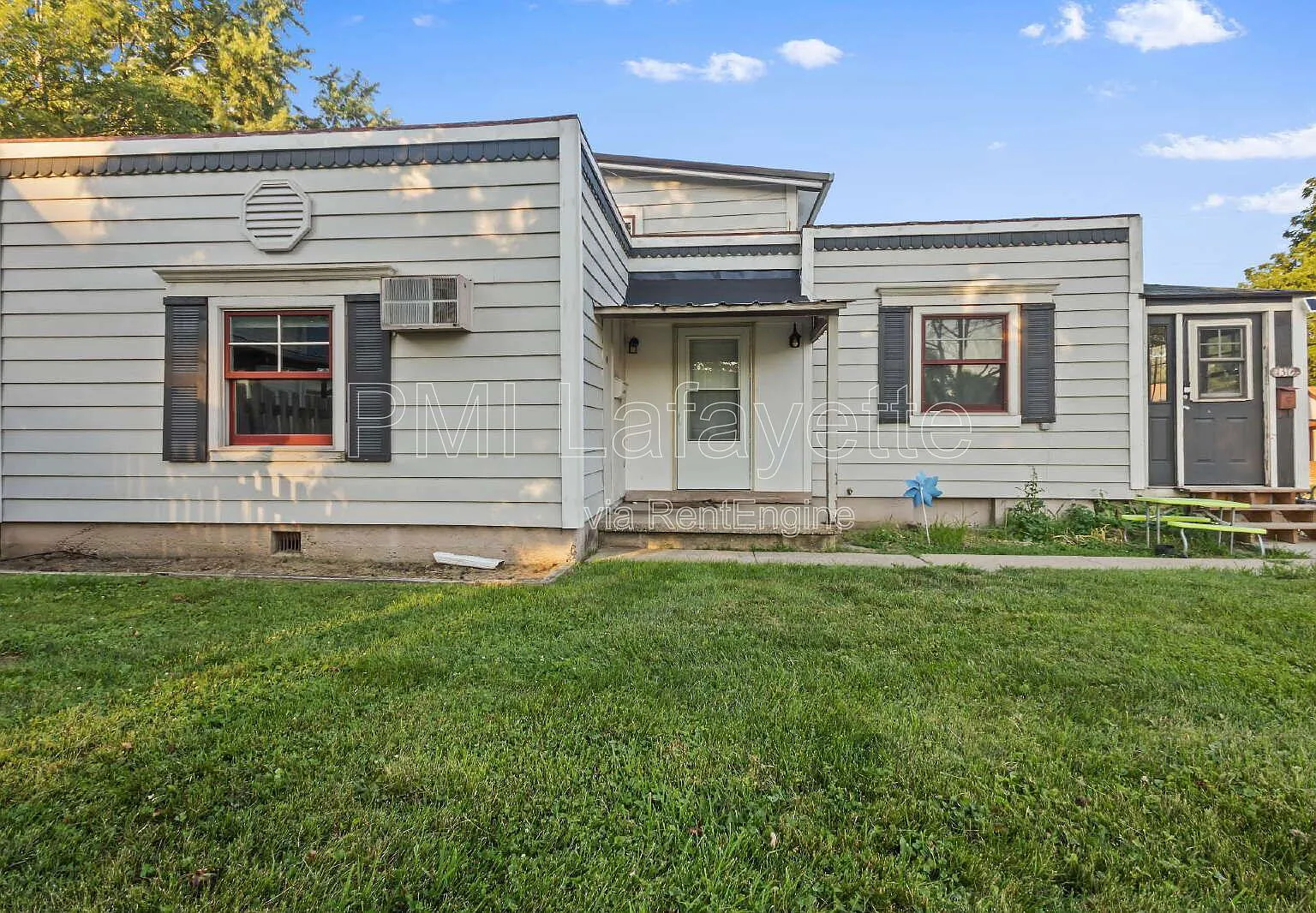 3 bed, 1.0 bath, 1800 sqft, $1,093 — Photo 1