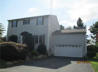 10 Paddock Dr, Cranston, RI 02921