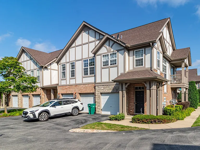 200 Rosehall Dr #220 — Photo 1