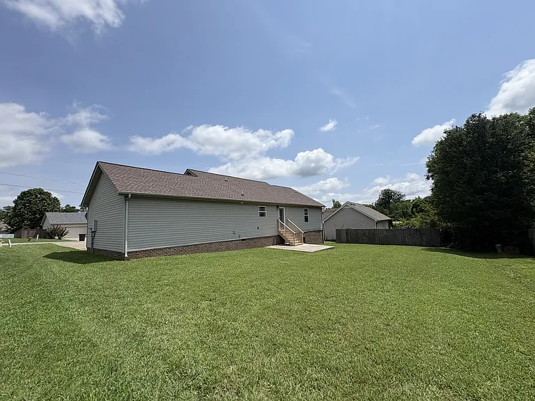 1009 Halverson Dr — Photo 4