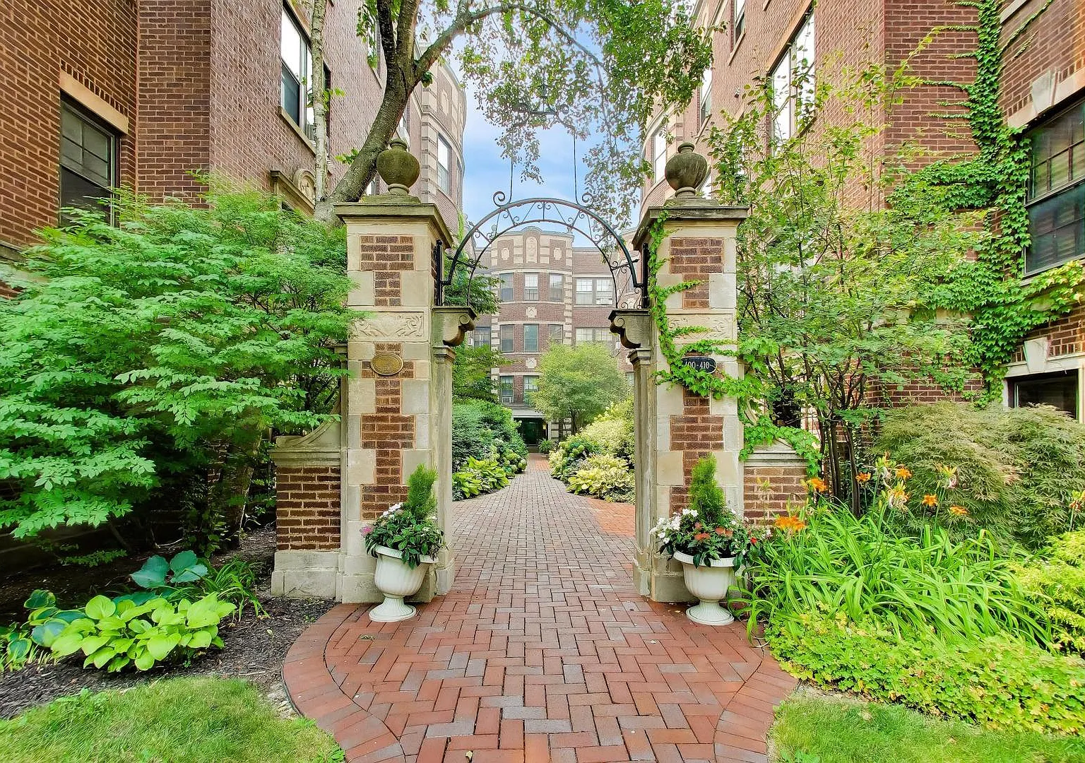 1 bed, 851 sqft, $1,850 — Photo 3