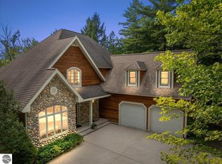 407 N Twin Pines Dr, Lake Leelanau, MI 49653