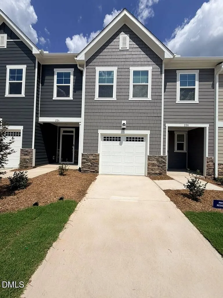 3 bed, 2.5 bath, 1805 sqft, $2,199 — Photo 2