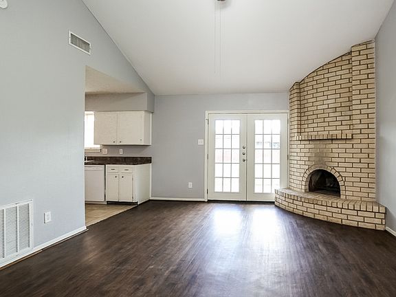 3rd image of 722 Brown Ln