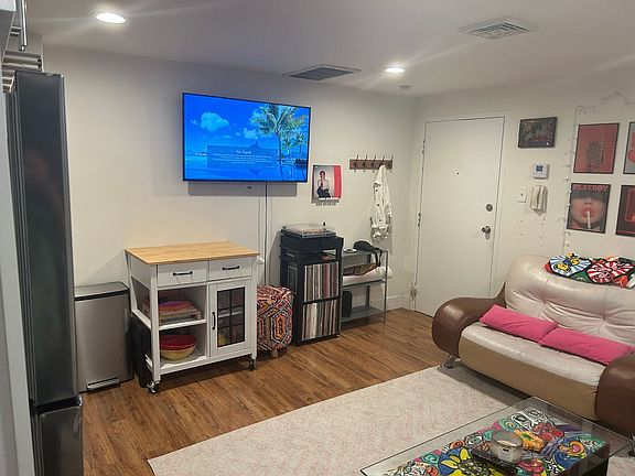 3rd image of 1628 Mount Vernon St #3R