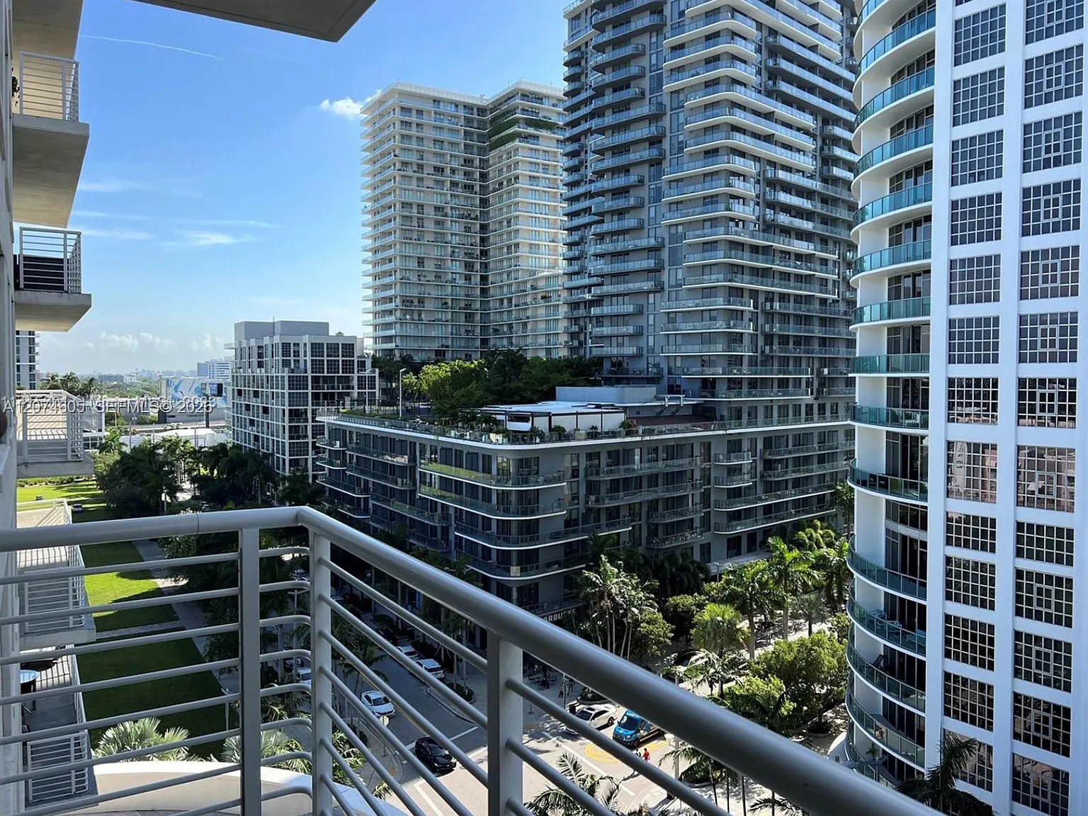 Midblock Miami Condo — Photo 4