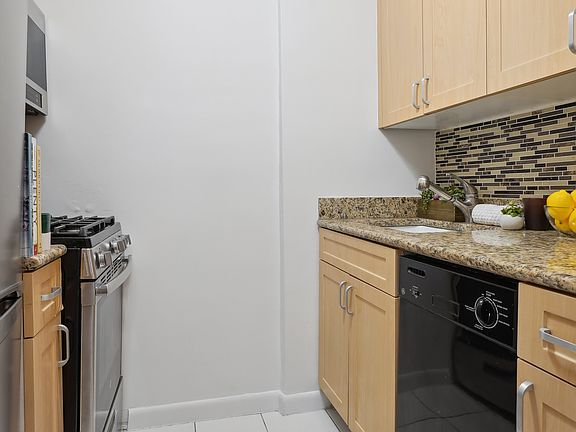 4th image of 401 W 56th St APT 3P
