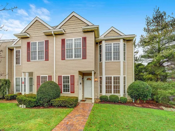 1079 Savoy Dr, Melville, NY 11747