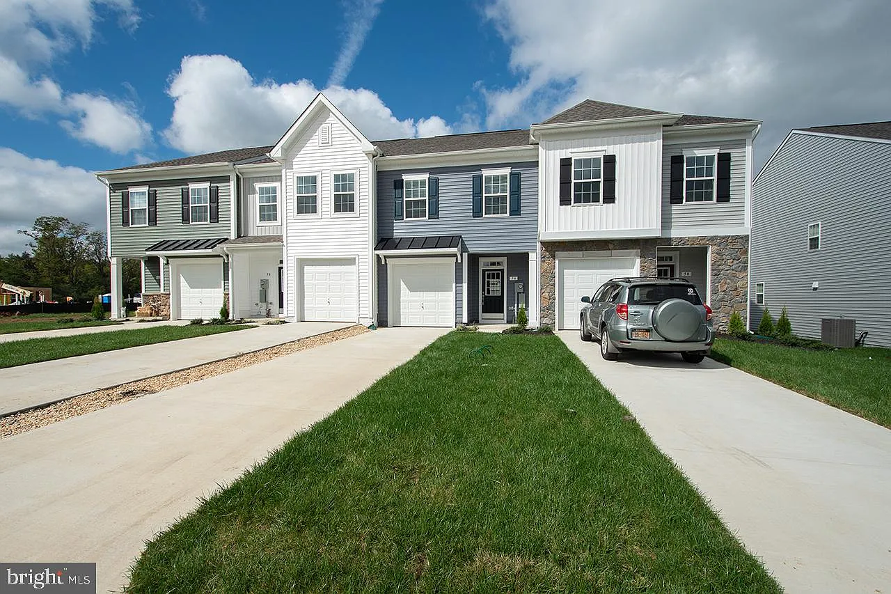 3 bed, 2.5 bath, 1900 sqft, $1,900 — Photo 2