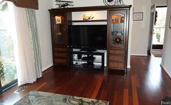 5th image of 1008 Oak Pointe Dr #1