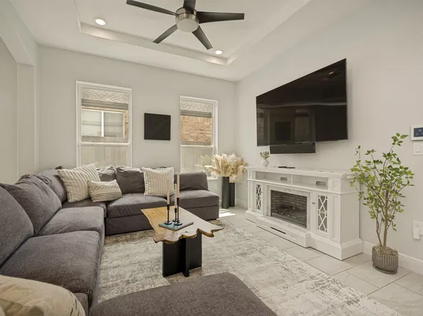 110 Cedar Ln, Roanoke, TX 76262