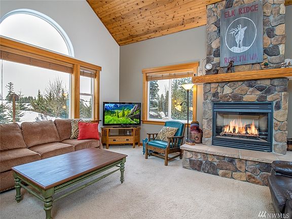 Big windows bring in lots of light and views of the ridge!