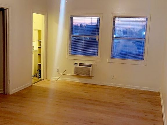 3rd image of 527-531 N Fresno St #101