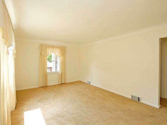 4th image of 303 Dawnlee Ave