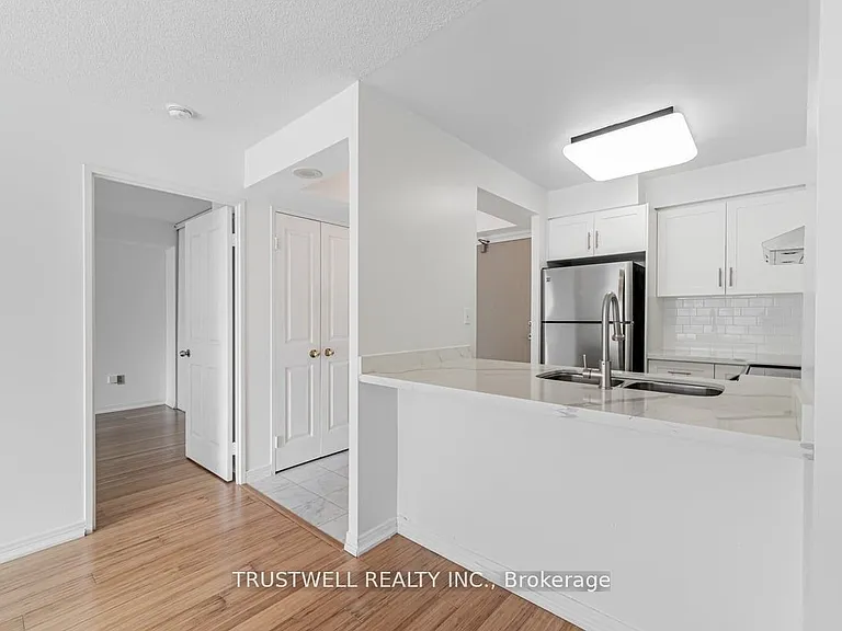942 Yonge St #503 — Photo 6