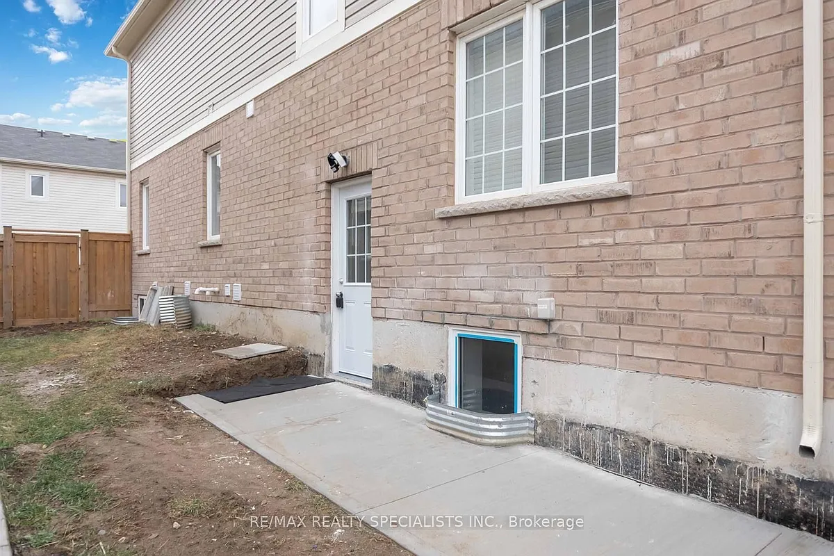 Building Photo - 98 Benhurst Cres #BASEMENT