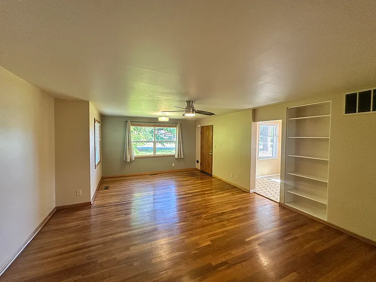 1420 E Victor St — Photo 7
