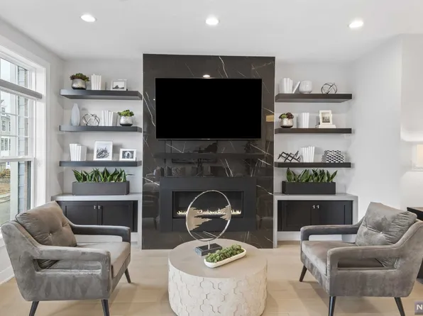 18 Hearthstone Ct, Upper Saddle River, NJ 07458