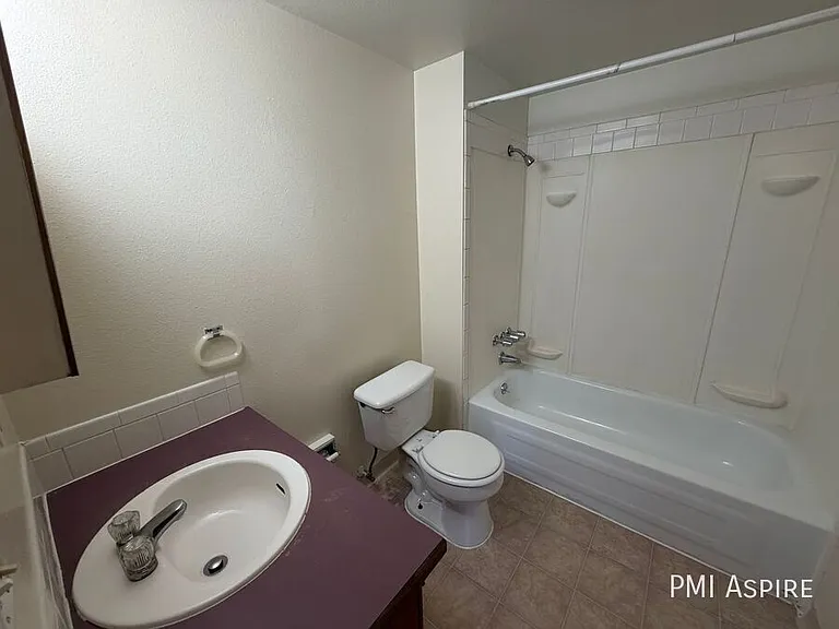 1924 Meadow Dr #5 — Photo 6