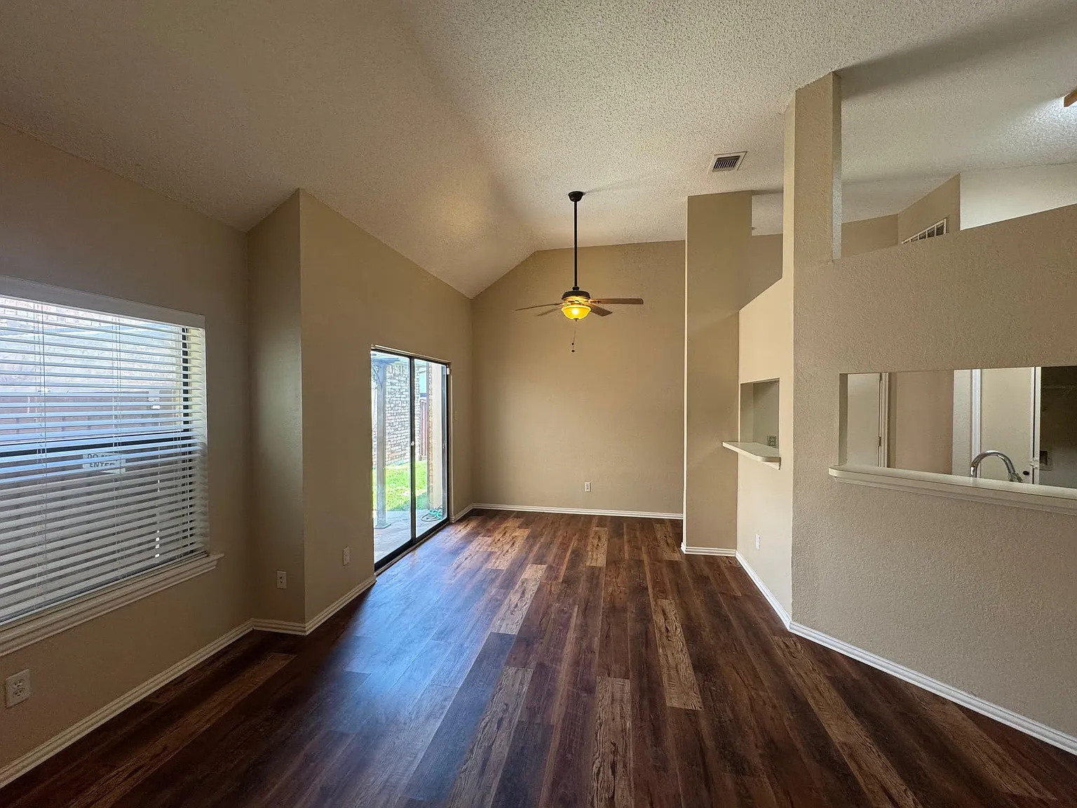 3 bed, 1331 sqft, $2,300 — Photo 4