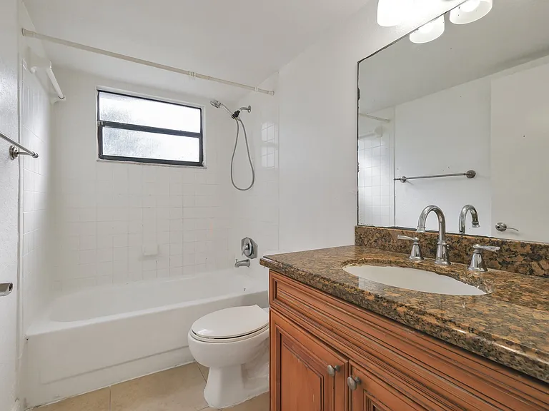 1440 Lake Crystal Dr #B — Photo 6
