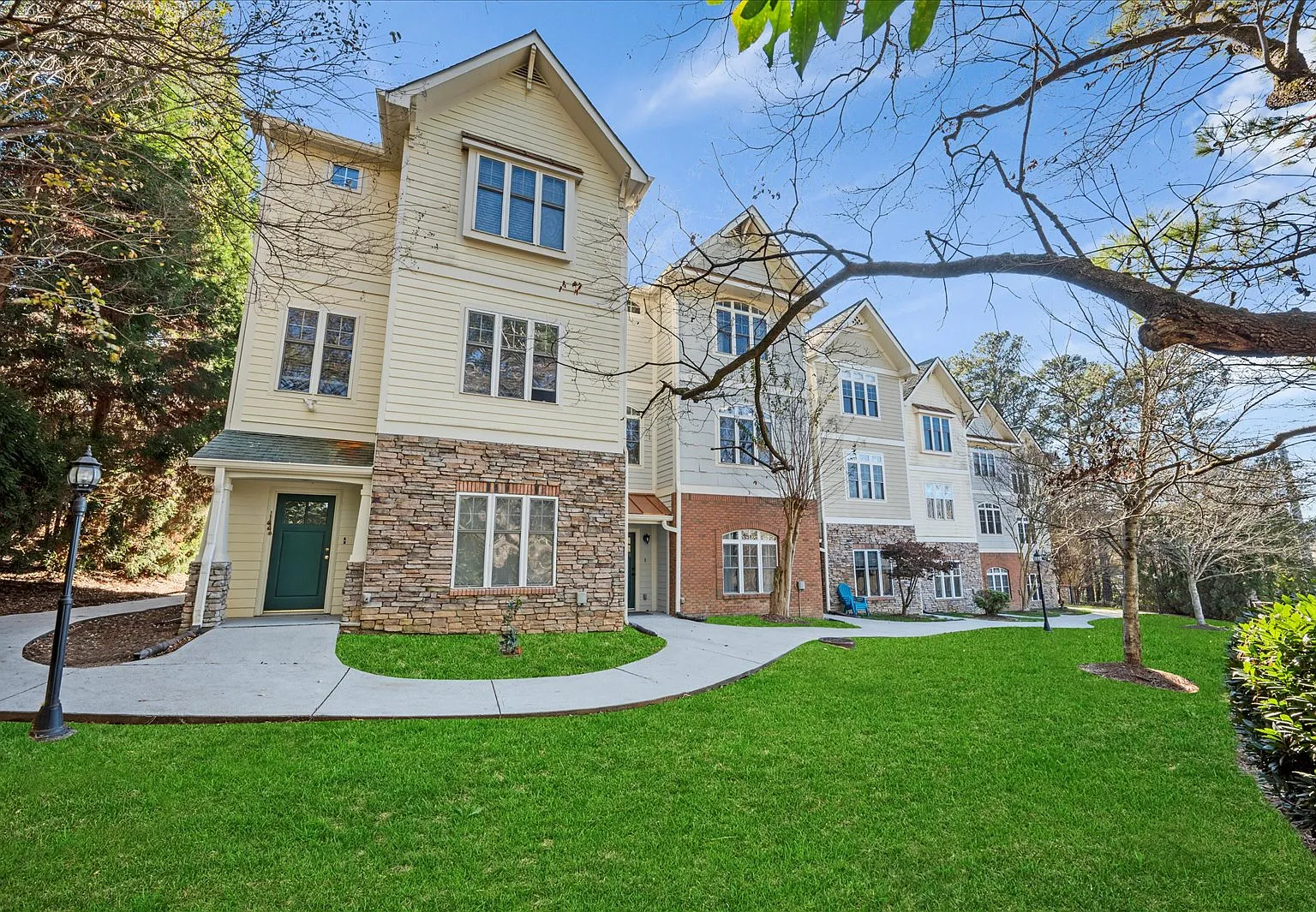 4 bed, 3.5 bath, 2600 sqft, $3,500 — Photo 1